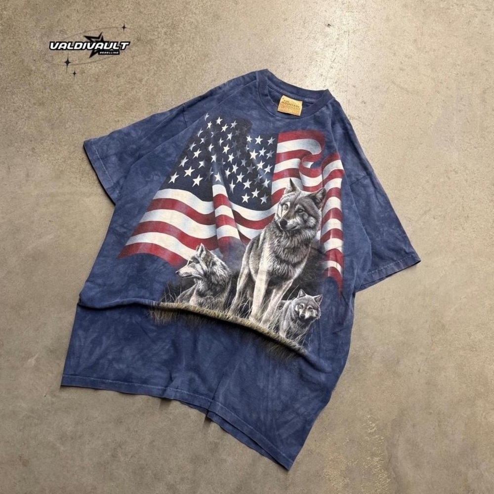 The Mountain USA Flag Wolf T Shirt Men's Large